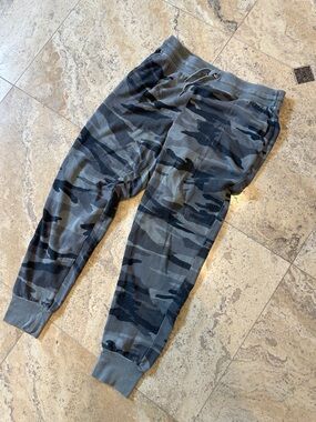 Splendid grey green camo joggers
